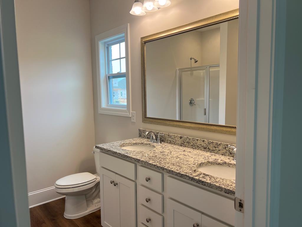 Primary in-suite Bathroom w/ shower and soaker tub